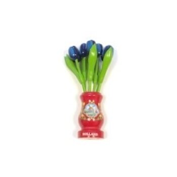 Blaue Tulpen aus Holz in einer roten Holzvase