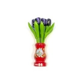 Dunkelviolette Tulpen aus Holz in einer roten Holzvase