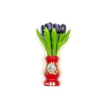 Dunkelviolette Tulpen aus Holz in einer roten Holzvase