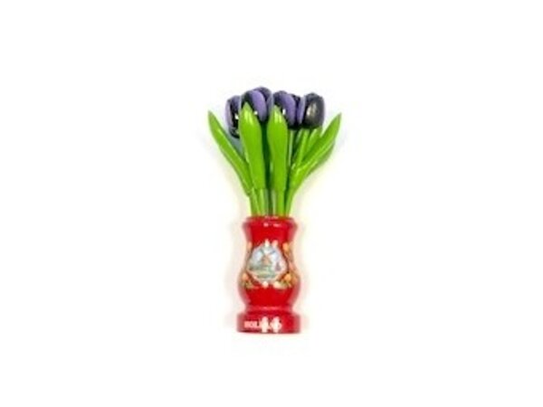 Donker paarse houten tulpen in een rode houten vaas Donker paarse houten tulpen in een rode houten vaas