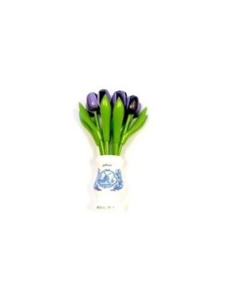 Dunkelviolette Tulpen aus Holz in einer weißen Holzvase