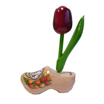 rode houten tulpje op een klompje