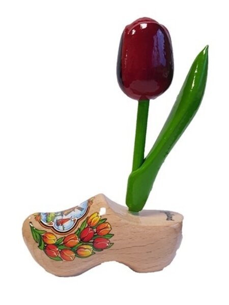 rote Tulpen aus Holz auf einem Clog
