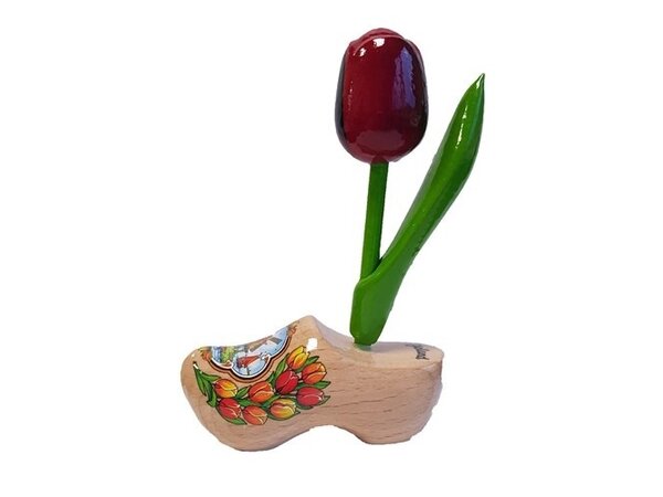 rote Tulpen aus Holz auf einem Clog