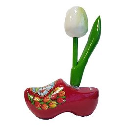 Witte houten tulpje op een rood souvenir klompje