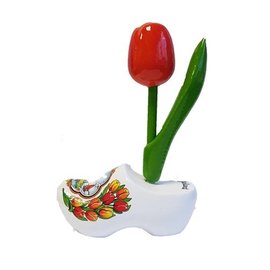 Oranje houten tulpje op een wit klompje