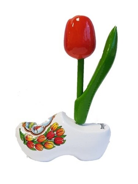 Orange Tulpen aus Holz auf einem Weiße Clog