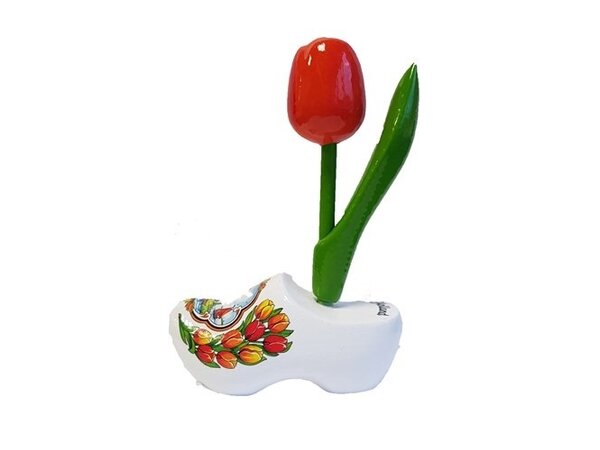 Oranje houten tulpje op een wit klompje