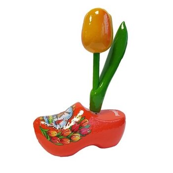 Gelbe Holztulpe auf einem orangefarbenen Clog