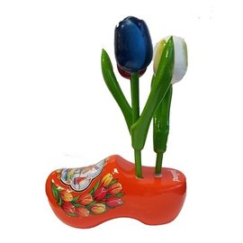 Holztulpen auf einem orangefarbenen Holzschuh