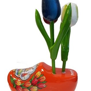 Holztulpen auf einem orangefarbenen Holzschuh