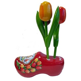 Houten tulpjes op een rood klompje