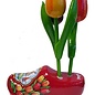Tulpen aus Holz  auf einem roten Clog
