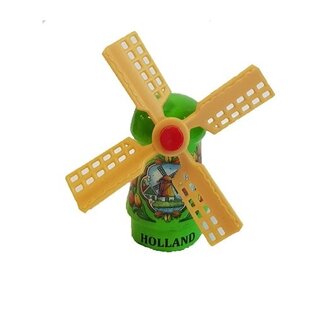 Groen  souvenirsmolentjes op een magneet