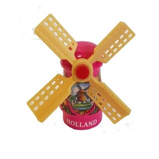 Roze  souvenirwindmolen op een magneet