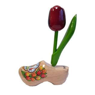 Tulpen aus Holz auf einem Clog mit Text