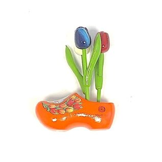 Holztulpen auf einem Holzschuh mit Logo