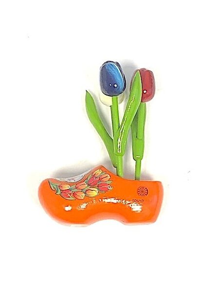 Houten tulpjes op een klomp met logo