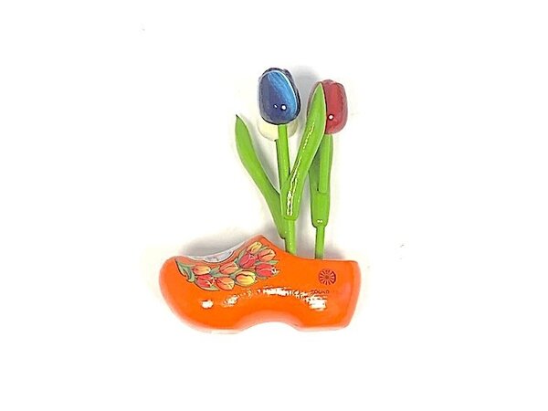 Houten tulpjes op een klomp met logo
