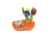 Tulpen aus Holz auf einem Clog