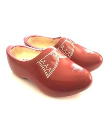 Rote Holzschuhe mit Rohrleitungen