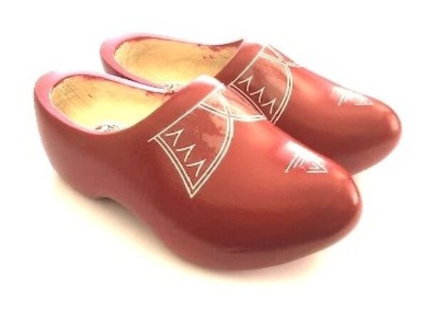 Rote Holzschuhe mit Rohrleitungen