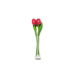 3 roze houten tulpen in een glazen vaas