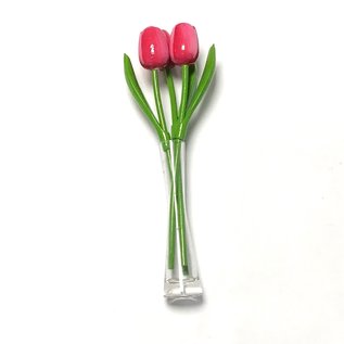 3 roze - witte houten tulpen in een glazen vaas