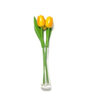 3 gele houten tulpen in een glazen vaas
