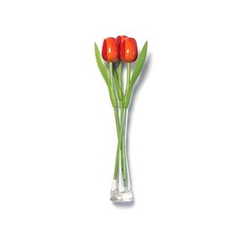 3 oranje houten tulpen in een glazen vaas