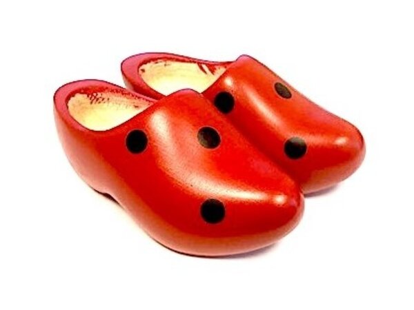 Holzschuhe mit Punkten