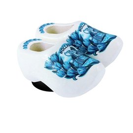 magnetic clogs in white with a kissing couple