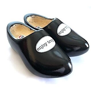 Holzschuhe mit Logo.