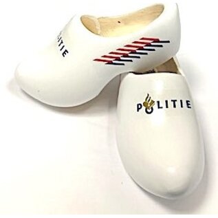Holzschuhe mit Logo.
