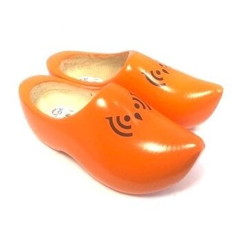 Pointed wooden shoes with Logo