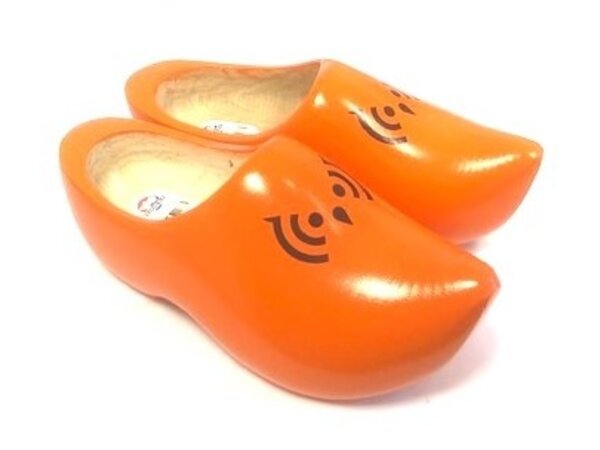 Holzschuhe mit Logo mit spitze Nase Holzschuhe mit Logo mit spitze Nase