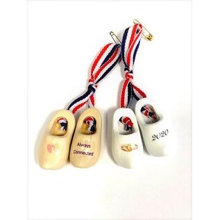 Corsage clogs with text