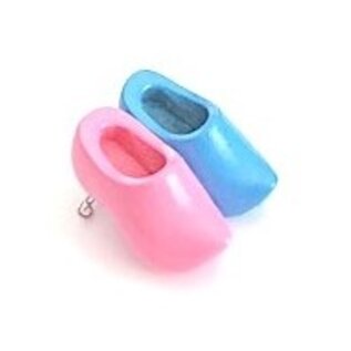 Brooch clogs with text