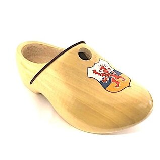 Holzschuhe in Form von einem Nistkasten mit Flagge