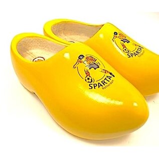 Holzschuhe mit Logo.