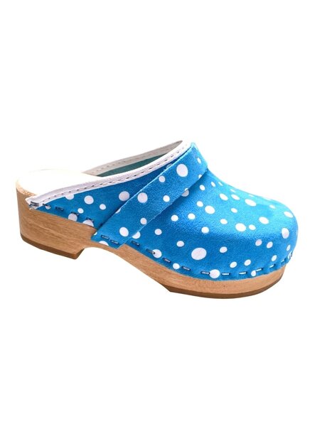 Blauer Schuhclog mit weißen Punkten