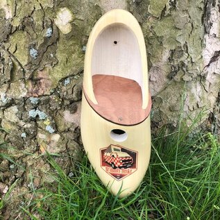 Holzschuhe in Form von einem Nistkasten mit foto
