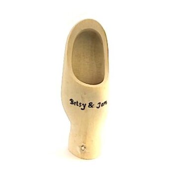 Clog zu Fuß mit Gravur