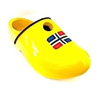 Holzschuhe in Form von einem Nistkasten mit Flagge