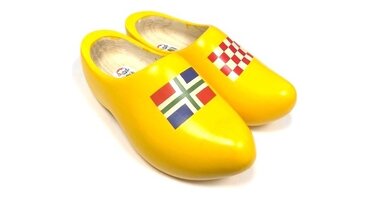 Houten klompen met vlag