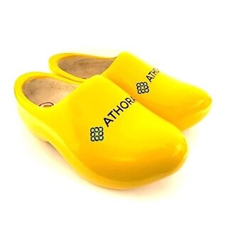 Holzschuhe mit Logo.