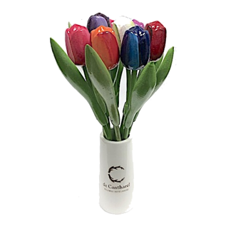 Kleine Holztulpen in einer design Holzvase mit Logo