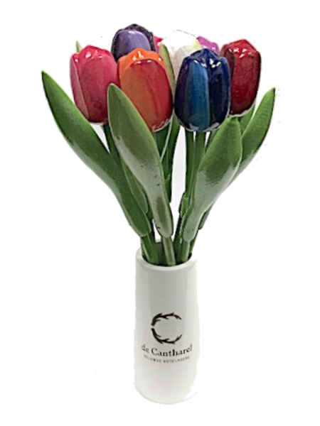 Grote houten tulpen in een houten vaas met logo