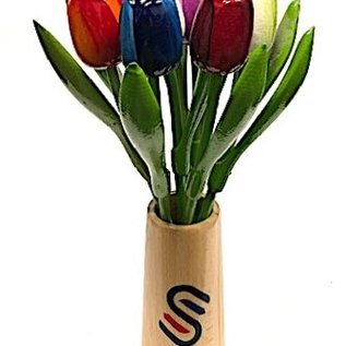 Grote houten tulpen in een houten vaas met logo