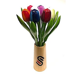 Große Tulpen aus Holz in einer Holzvase mit Logo